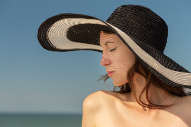 戴太阳帽的女人图片下载
