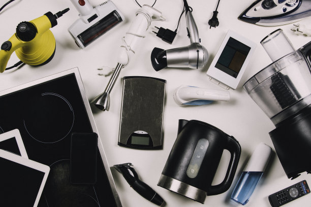 旧的家用电器，坏了的电脑，平板电脑，手机，用过的电子设备设备在白底。有计划报废，电子垃圾回收利用的概念。俯视图图片下载