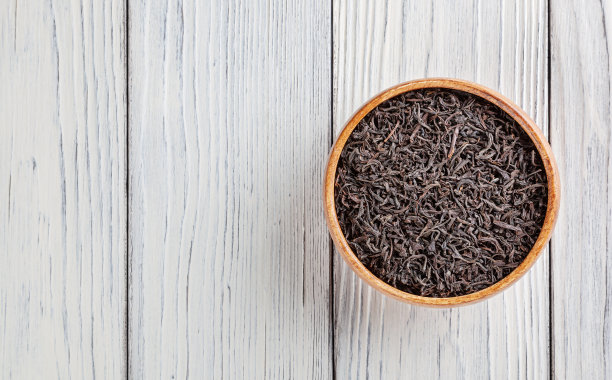 在白木底的木碗里晾干红茶图片下载