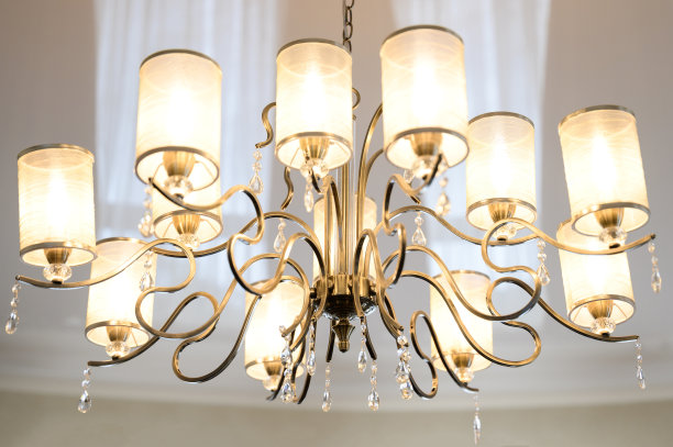 漂亮的经典吊灯挂在天花板上。图片下载