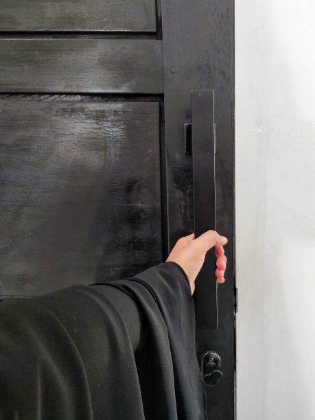 一个握着黑色门把手的女人的手图片下载