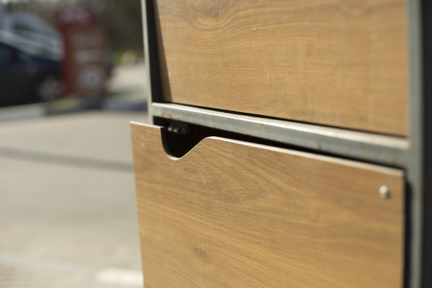 装垃圾的木制橱柜。图片下载