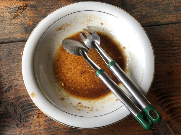 吃完脏盘子的照片图片下载