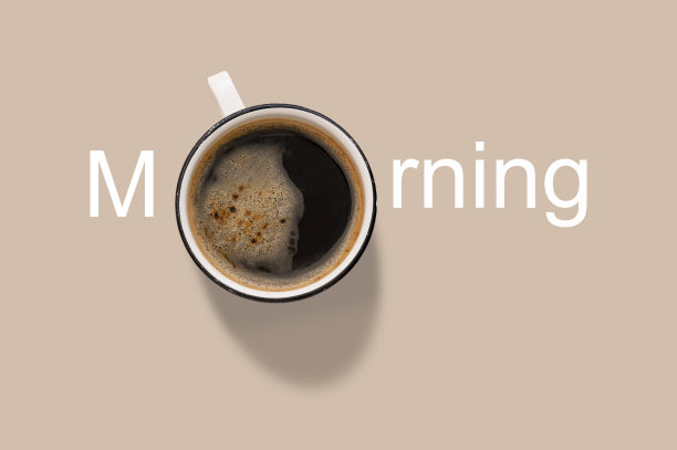 早晨的铭文和一杯咖啡在温暖，中性的米色背景。励志名言创意咖啡概念图片下载
