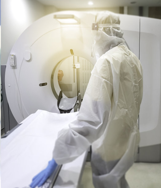 医护人员在CT扫描室穿着防护服。图片下载