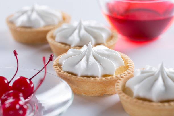 脆饼篮配奶油和樱桃图片下载