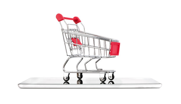 购物车在平板电脑上孤立的白色背景，适合营销和网上购物的概念。图片下载