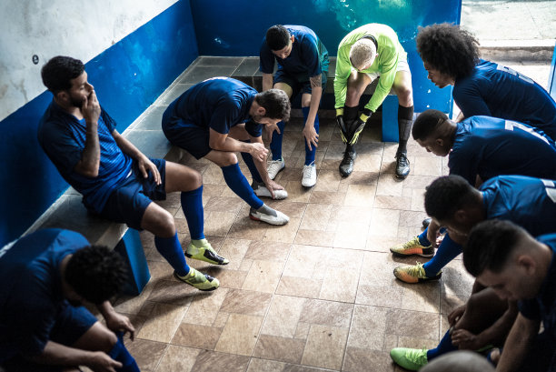 足球队在更衣室准备比赛图片下载