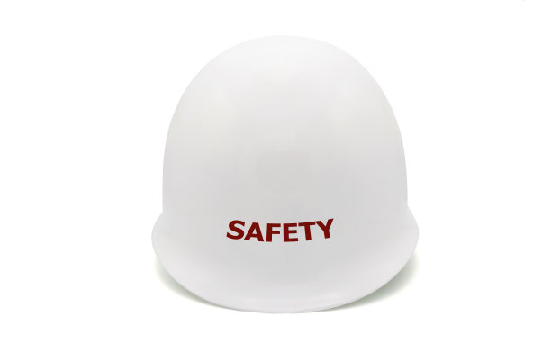 白色安全帽，用于保护隔离在白色背景上的工程师或工人的安全帽图片下载