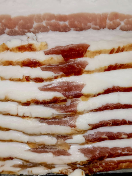 食物-蛋白质-培根切片和特写。图片下载