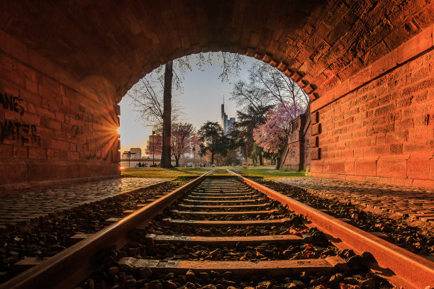 从隧道看到的法兰克福日落图片下载