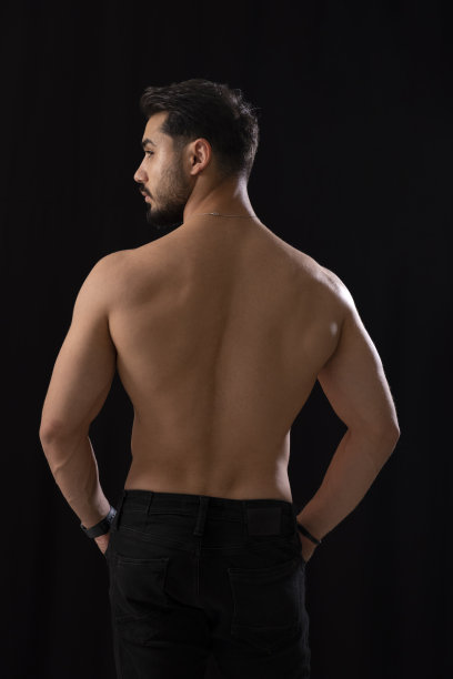 演播室里英俊的肌肉男图片下载