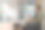 专注沉思的中年自由女性在图书馆用笔记本电脑工作图片下载