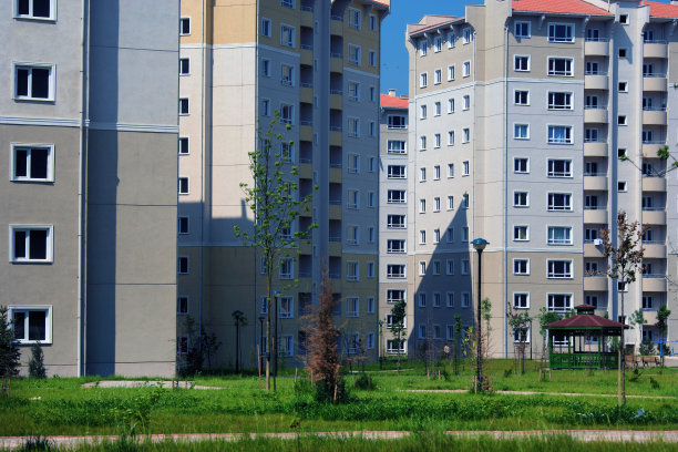 绿色景观上的住宅公寓楼图片下载