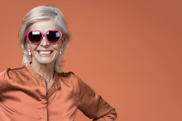 一位快乐的女性的肖像，背景是橙色的图片下载