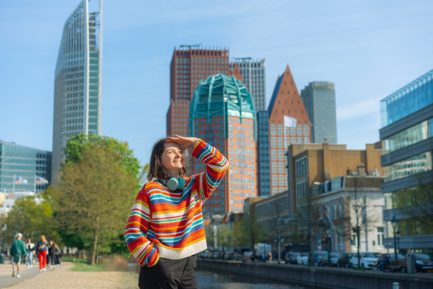 海牙，一名女子戴着耳机听音乐图片下载