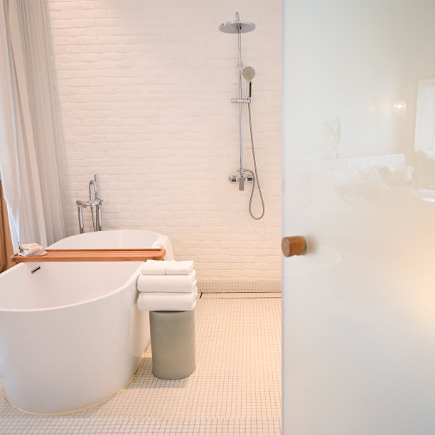 白色浴室，毛巾和浴缸图片下载