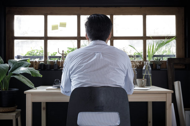 年轻的男性建筑自由职业者，在家使用笔记本电脑，在家工作的生活方式图片下载