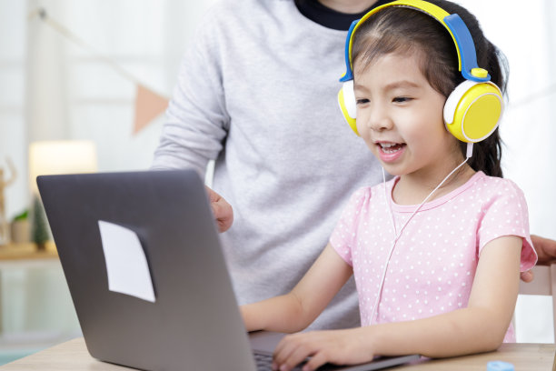 亚洲小女孩在家用笔记本电脑学习，使用与母亲见面的在线应用程序，检疫隔离期间的冠状病毒(COVID-19)卫生保健，在线教育理念图片下载