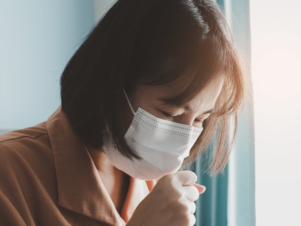 戴口罩的女孩因病毒感染而咳嗽图片下载