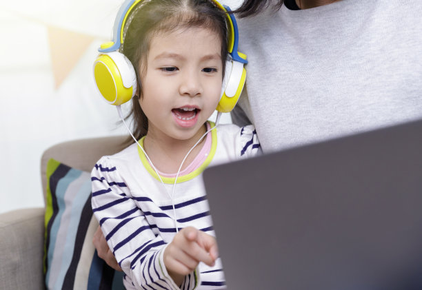 亚洲小女孩在家用笔记本电脑学习，使用与母亲见面的在线应用程序，检疫隔离期间的冠状病毒(COVID-19)卫生保健，在线教育理念图片下载