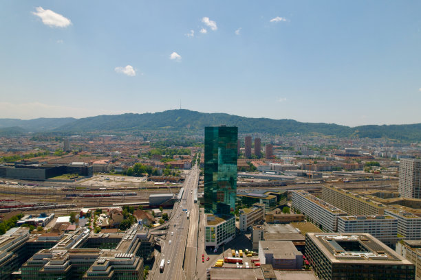 瑞士城市的天际线与高速公路和乌特伯格山的背景。图片下载