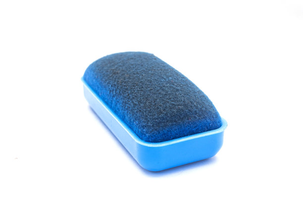 特写使用的蓝色白板橡皮孤立在白色背景图片下载