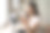 女子在智能手机上录制视频博客，显示竖起大拇指的手势图片下载
