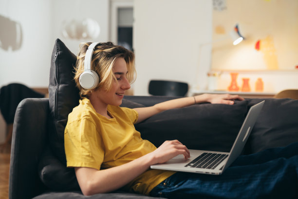 少年在家图片下载