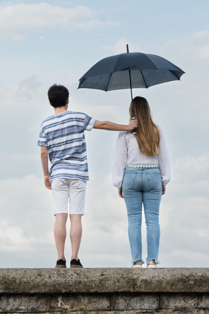 夫妻在逆境中保护的抽象概念图片下载