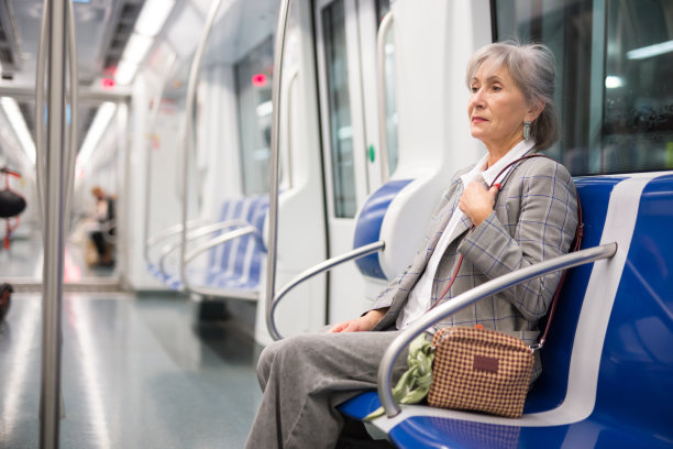 地铁车厢里的成熟女人图片下载