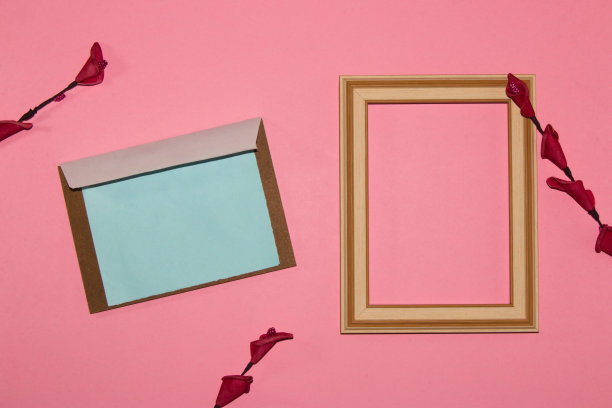 粉色背景，右侧木框为复印空间，左侧复古信为复印空间，背景上有鲜花，婚礼卡片，创意设计图片下载