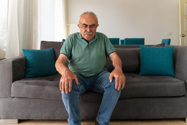 老人患膝痛和腰痛图片下载