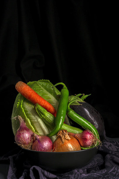 黑色背景的新鲜蔬菜图片下载