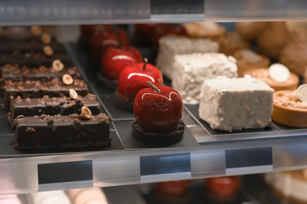 咖啡店里有美味的蛋糕，餐厅里有待售的蛋糕图片下载