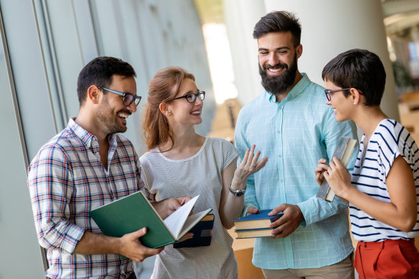 一群快乐的学生在大学图书馆一起学习和工作图片下载
