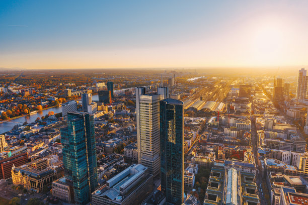 日落时分，法兰克福金融区天际线的鸟瞰图图片下载