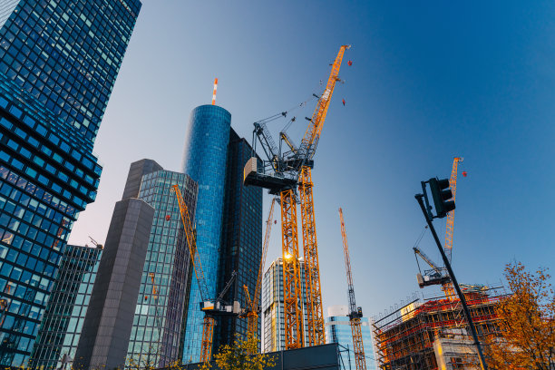 法兰克福金融区建筑工地上的起重机图片下载