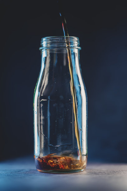 将咖啡和牛奶倒入玻璃瓶中图片下载