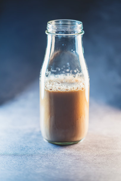 将咖啡和牛奶倒入玻璃瓶中图片下载