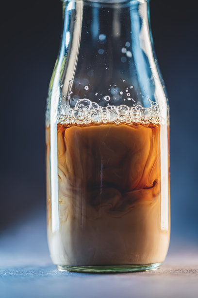 将咖啡和牛奶倒入玻璃瓶中图片下载