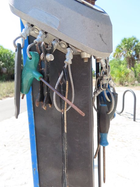 自行车修理站挂着各种工具图片下载