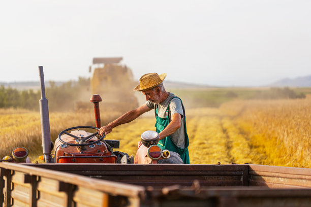 年长驾驶拖拉机图片下载