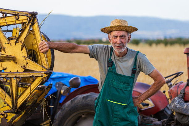年长农学家看着相机图片下载