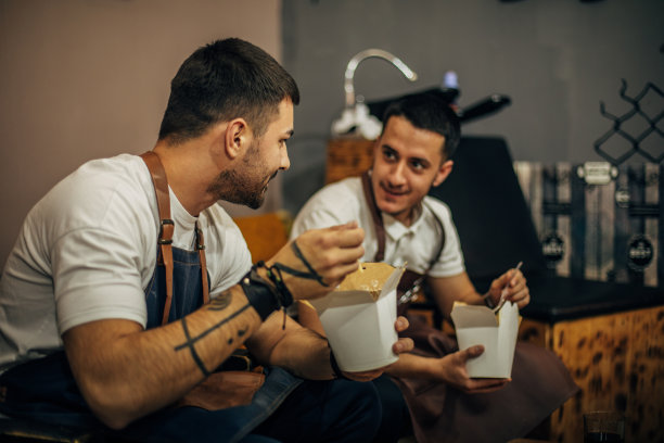 小企业主在理发店长时间工作后与同事休息图片下载