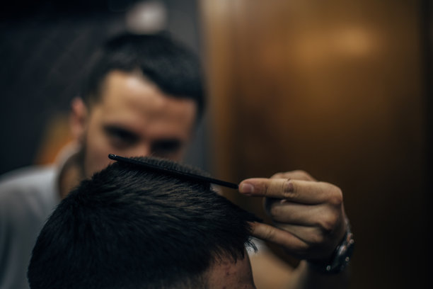 年轻人在理发店被男理发师理发图片下载