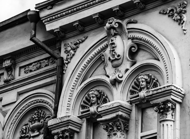老房子上的装饰。阿佛洛狄忒马斯卡龙雕像图片下载