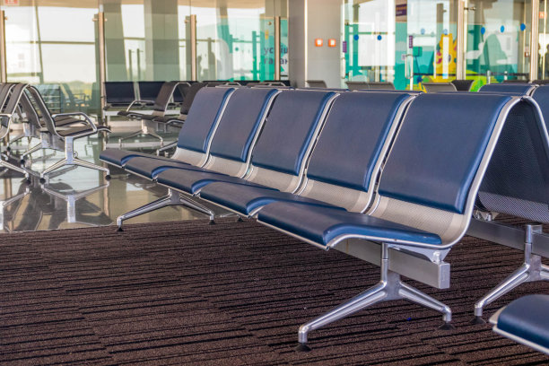 机场候机室为旅客准备的座位图片下载
