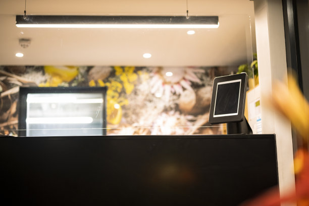 酒店前台的自助入住屏幕图片下载