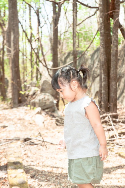 森林里的一个小女孩图片下载
